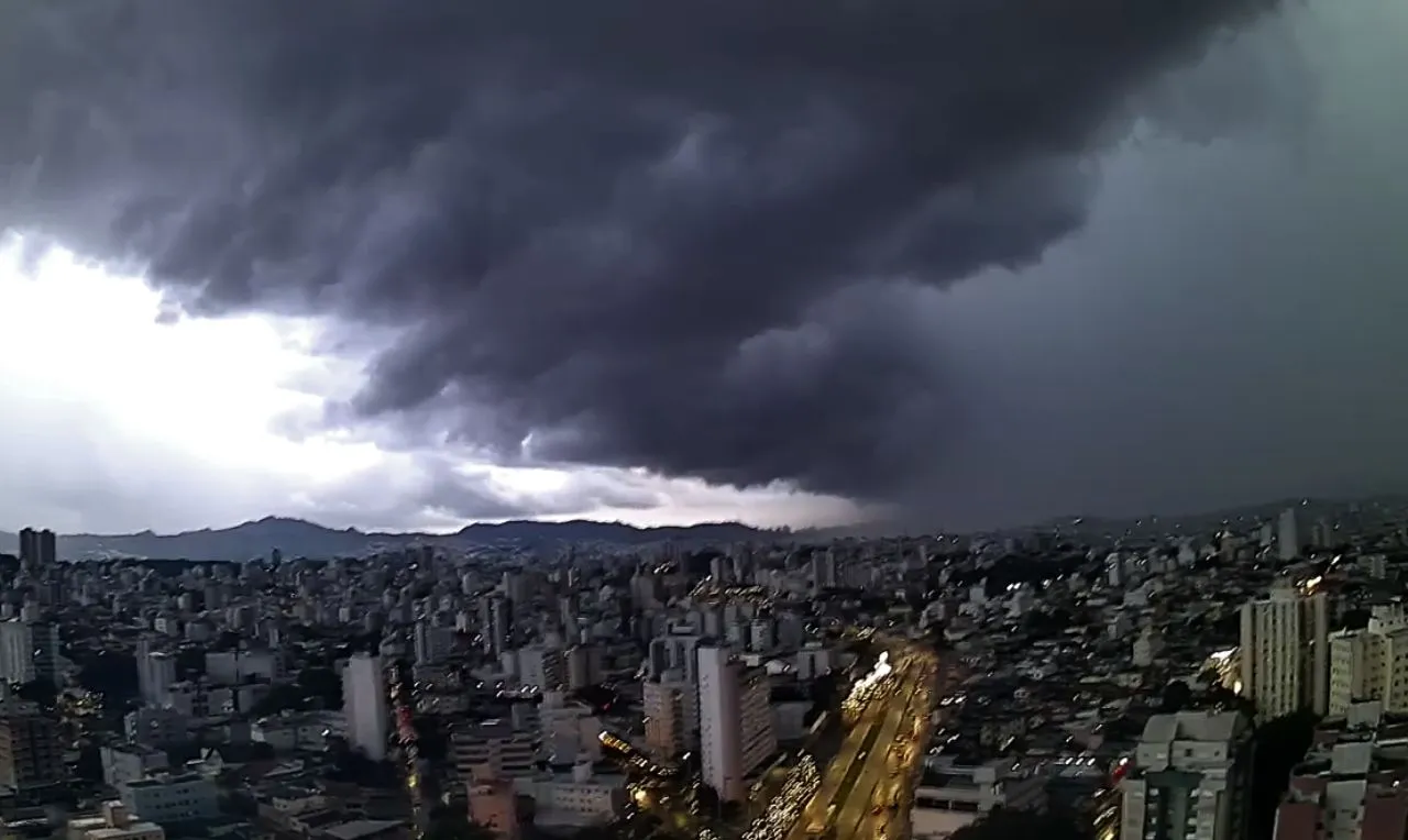 A imagem mostra a forma&ccedil;&atilde;o de chuva intensa e ventos na capital mineira